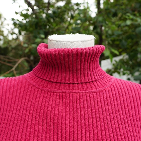 Thick Ribbed Red Turtleneck - Picture 4 of 4